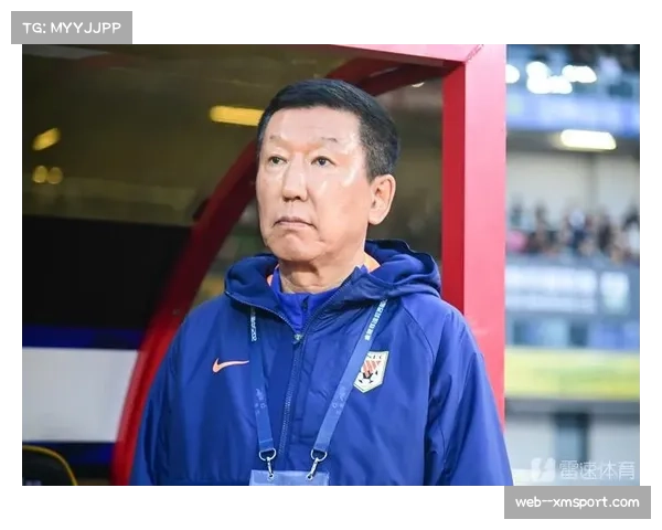 【2026年4月中超联赛·赛中·花絮“镜头捕捉：山东泰山主帅崔康熙在场边不断手势指挥防线前压”